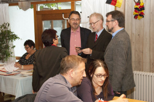 Autogrammstunde per Handy. Von links Dr. Herbert Kränzlein (MdL), Dominic R. Scales, Dr. Albert Thurner